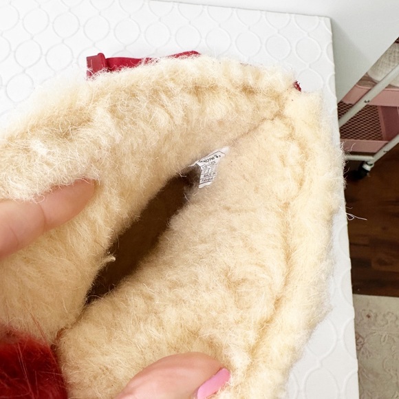 BEARPAW Libby Booties Ankle Boot Suede Shearling Sheepskin Pom Pom Sz 7 Magenta - Picture 8 of 8